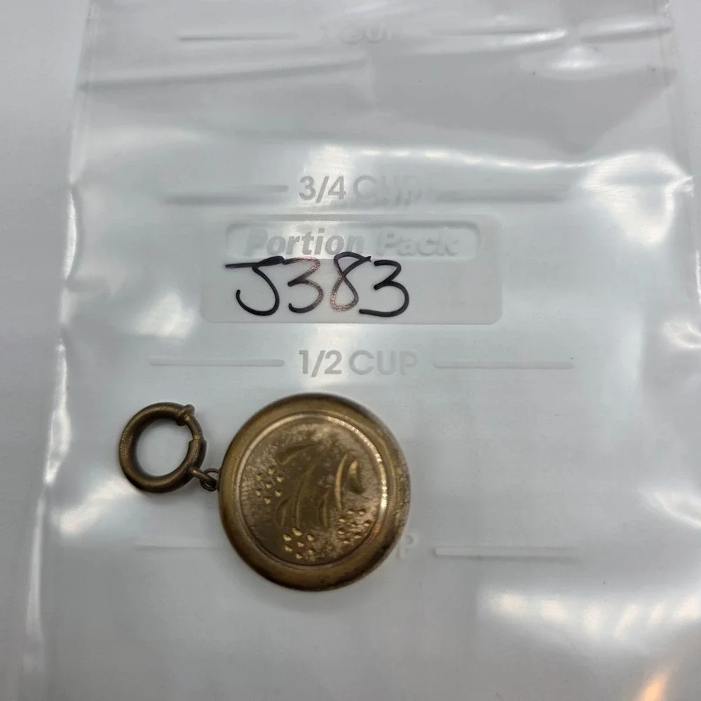 Vintage‎ Retractable Watch Holder Brooch Pin Charm Pendant Gold Tone Victorian